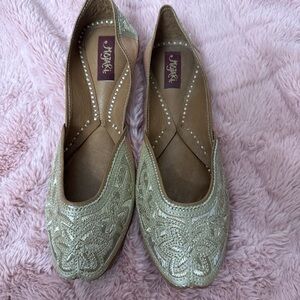 Elegant Gold Embroidered Women's Mojari